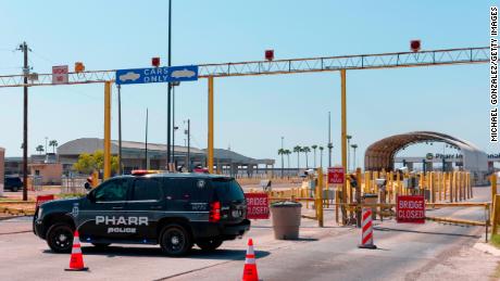 Balandžio 13 d. policijos pareigūnai blokuoja įėjimą į Pharr-Reynosa tarptautinį tiltą. 