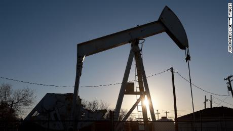 Administracja Bidena ogłasza, że ​​wznowi sprzedaż leasingu ropy i gazu na lądzie z wyższą stawką tantiem