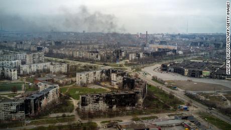 Una vista aérea tomada el 12 de abril de 2022 muestra la ciudad de Mariupol durante la invasión militar rusa lanzada contra Ucrania.
