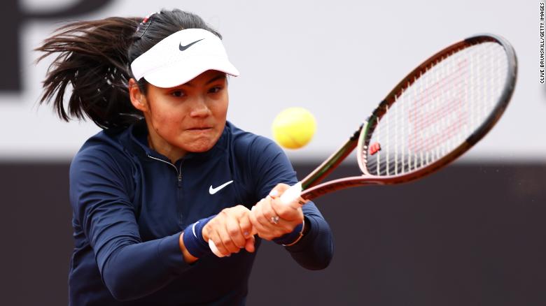 Raducanu plays a backhand against Vondroušová.