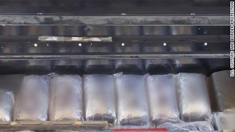 Le autorità sequestrano oltre 400 libbre di metanfetamina, cocaina ed eroina in cassette degli attrezzi al valico di frontiera della California