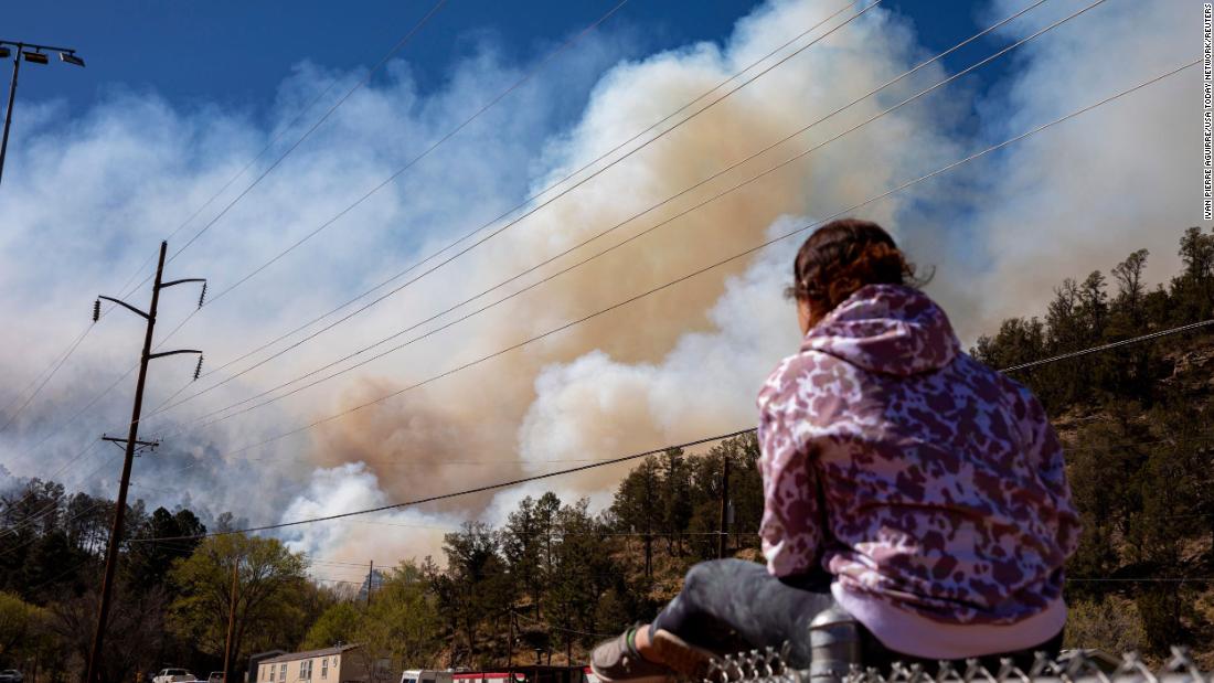 Nuevo Mexico.  Algunas áreas continúan siendo evacuadas mientras los bomberos trabajan para contener el incendio.