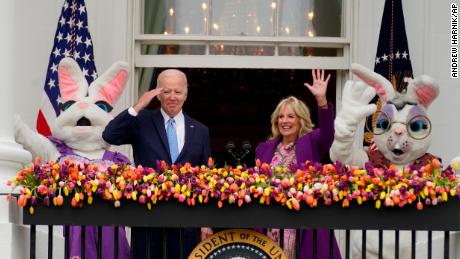 Prezydent Joe Biden pojawia się i wita pierwszą damę Jill Biden i wielkanocne zające na balkonie Białego Domu Niebieskiego Pokoju podczas Wielkanocy w Białym Domu, poniedziałek, 18 kwietnia 2022 r., w Waszyngtonie.  (Zdjęcie AP/Andrew Harnik)