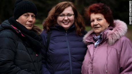 Mila Turchin (al centro) si riunisce finalmente con la madre Luba (a destra) e la sorella Vita (a sinistra) in Polonia dopo un viaggio straziante.