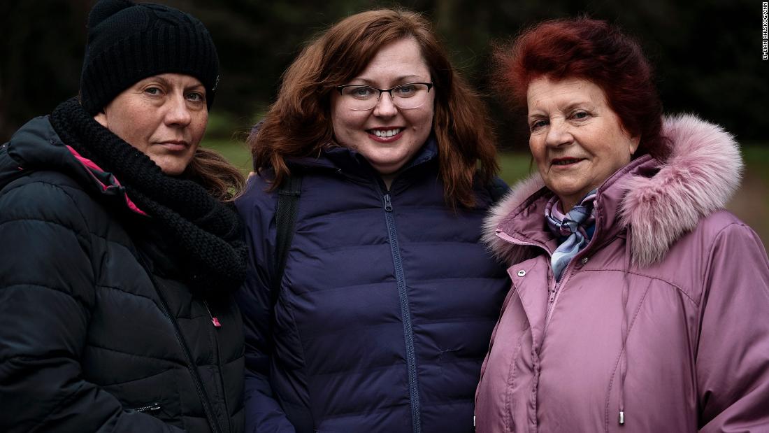 Rodina ukrajinsko-americké ženy byla nucena uprchnout do Ruska.  Propašovala je do Polska