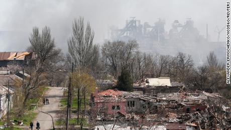 Il 18 aprile gli edifici vicini a Mariupol sono stati rasi al suolo e il fumo si alza sopra la fabbrica Azovstal. 