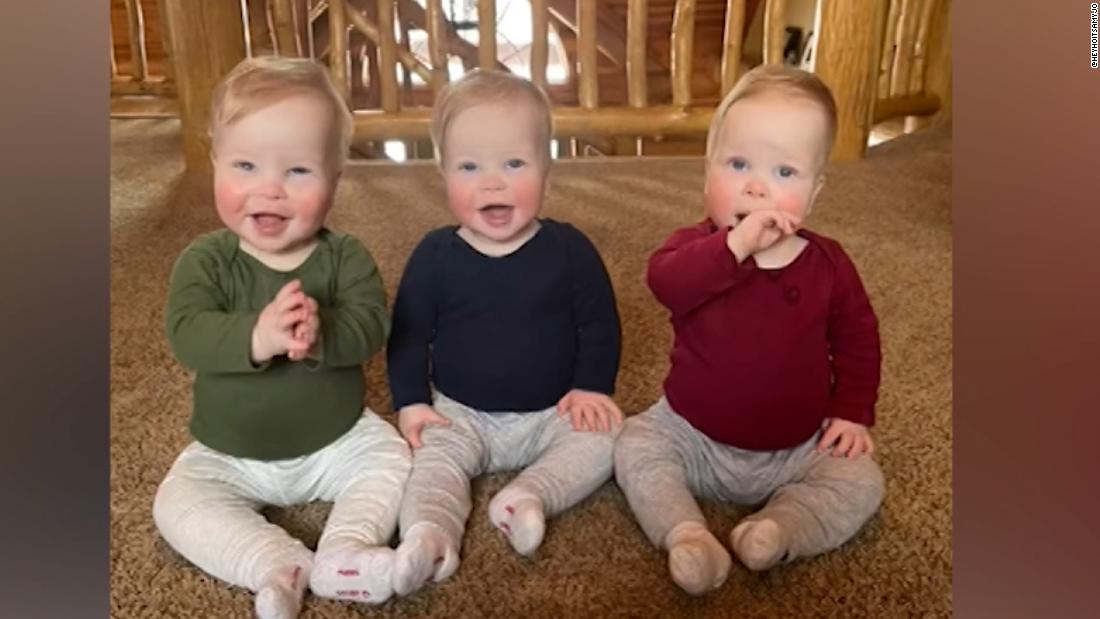 Mom color codes her triplets to tell them apart – CNN Video