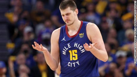Jokic complains about a call against the Warriors.