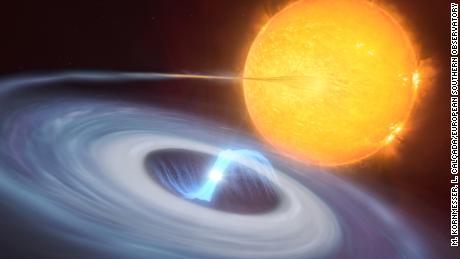 Esta ilustração mostra um sistema de duas estrelas.  Um disco azul de material pode ser visto orbitando uma anã branca enquanto puxa o material para longe da estrela companheira.