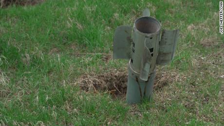 La aleta de cola de un cohete Smerch todavía está en el jardín de Chernysh.