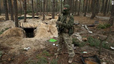 Un membre des forces spéciales ukrainiennes entre dans un camp militaire russe abandonné.  