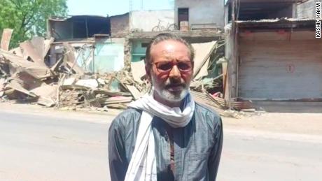 Ayub Khan Madhya, Pradesh, Khargone'de yıkılan dükkanlarının önünde duruyor.