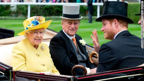 Prens Harry, 2016 yılında dedesi ve büyük büyükannesi Kraliçe II. Elizabeth ve Edinburgh Dükü Prens Philip ile Ascot, İngiltere'de fotoğraflandı.