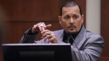 Johnny Depp displays the middle finger of his hand in court, injured in 2015.