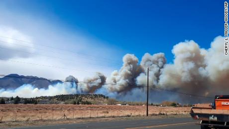 Smoke from the Tunnel Fire fills the sky in Doney Park, outside Flagstaff.