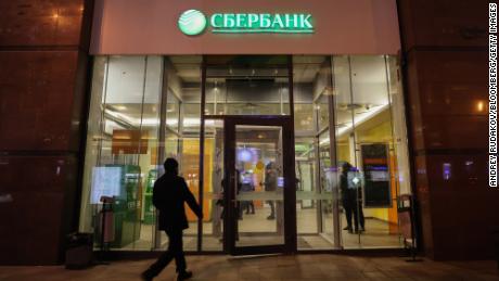 Το υποκατάστημα της Sberbank of Russia PJSC στη Μόσχα, Ρωσία, τη Δευτέρα 28 Φεβρουαρίου.