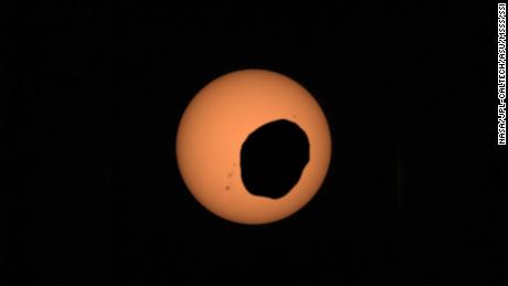El rover Perseverance observa el eclipse de Marte & # 39;  sentenciado "Papa"  luna