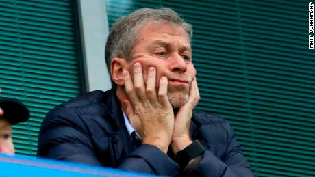 Roman Abramovich sits in his box before Chelsea & # 39; s Premier League match against Sunderland at Stamford Bridge on December 19, 2015.