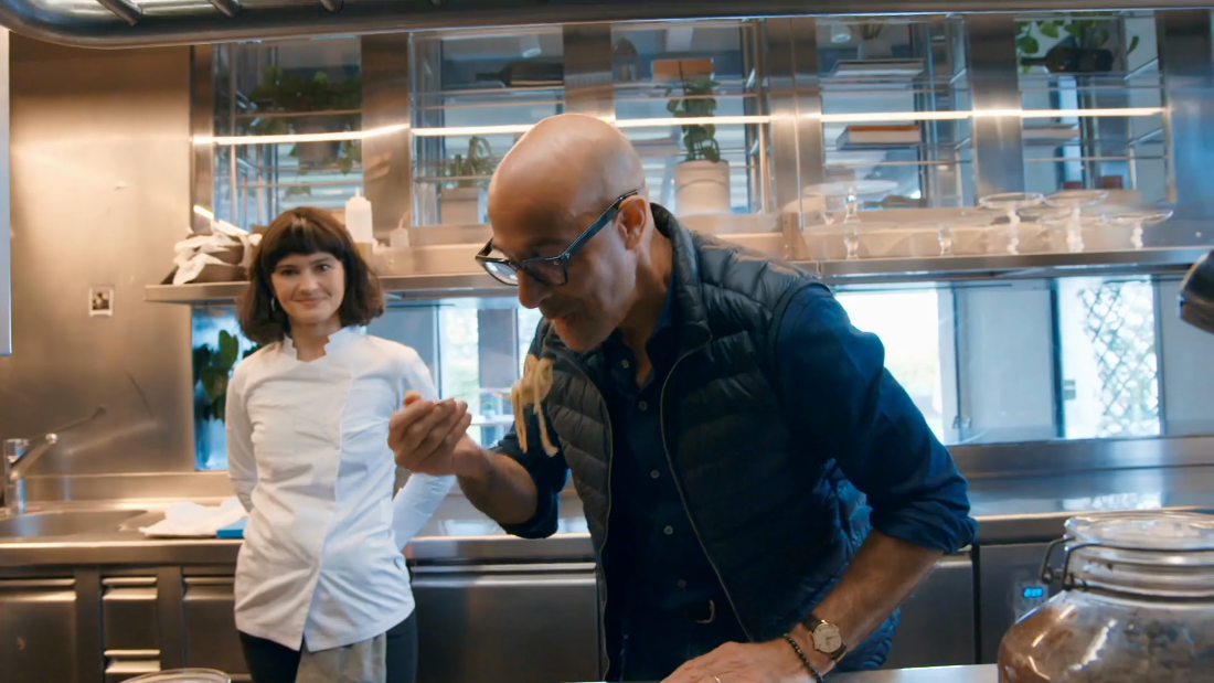 Pasta with gold: Tucci raves of ‘perfectly balanced’ dish – CNN Video