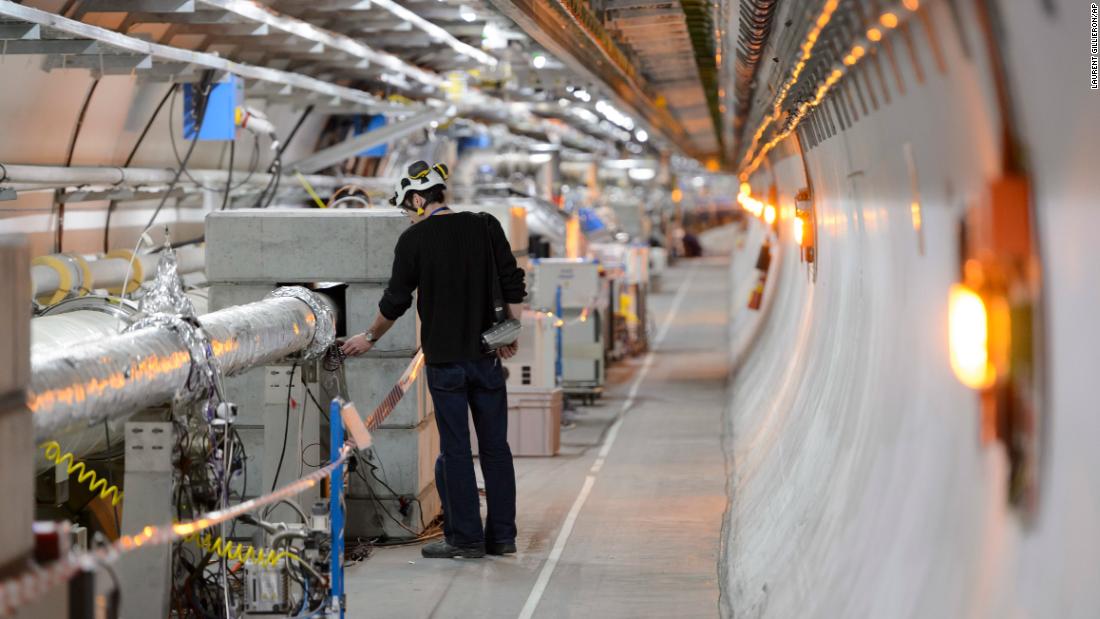 Mem-boot ulang Large Hadron Collider untuk mencari materi gelap