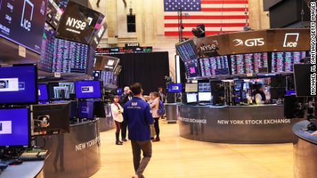 Dow tumbles on recession fears