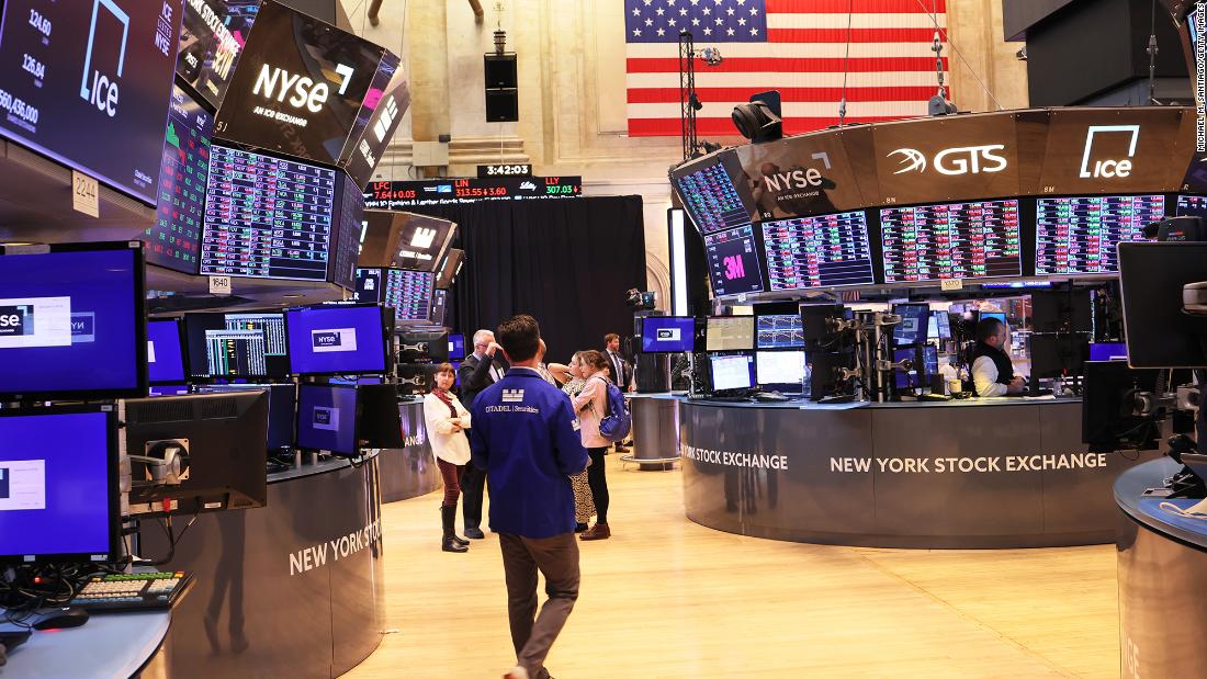 Dow falls nearly 850 points on rate hike fears and poor earnings from Verizon