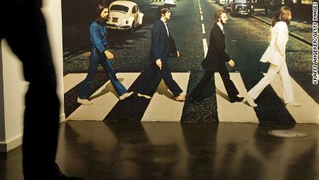 The Beatles Exhibition 2009 in Hamburg, Germany.  on & quot;  monastery road & quot;  Cover, Paul McCartney goes barefoot.