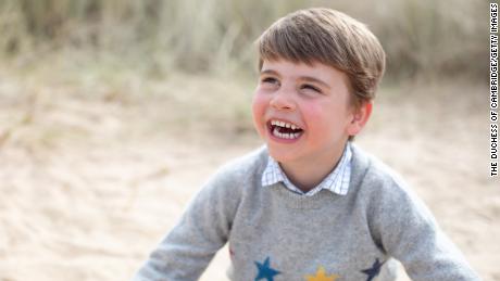 Prinz Louis wird im April 2022 von seiner Mutter, der Herzogin von Cambridge, in Norfolk, England, fotografiert.