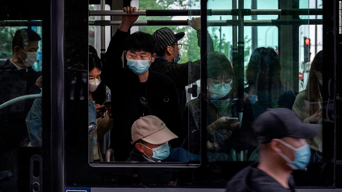 Peking racet om ‘dringende en grimmige’ Covid-uitbraak in te dammen terwijl Shanghai op slot blijft