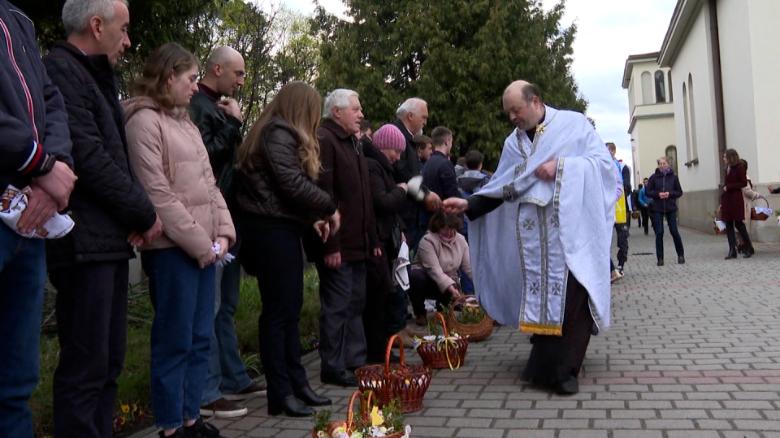 Ukrainians gather for Easter in the shadow of war