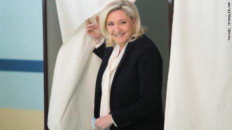フランスの極右候補であるマリン・ルペンが１日（現地時間）、フランス北部のエコール・ボモンで投票を行っている。