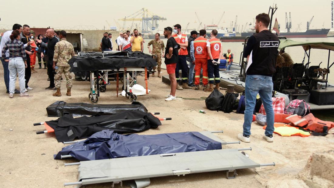 De Libanese marine zei dat zes mensen voor de Libanese kust zijn verdronken nadat een overbeladen boot kapseisde