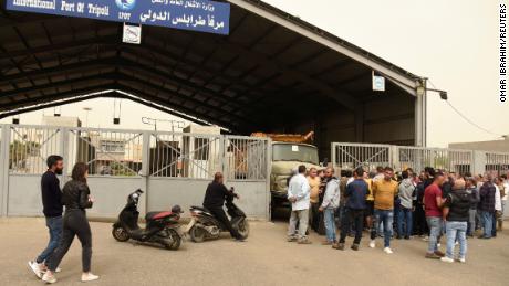Familieleden van degenen die stierven toen een kustboot kapseisde, verzamelen zich in de haven van Tripoli, in het noorden van Libanon, op 24 april 2022.