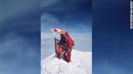 متسلقة الجبال ، جونكو تابي ، أصبحت أول امرأة تقف على قمة جبل إيفرست في 16 مايو 1975 (تصوير تابي كيكاكو كو ؛ المحدودة / AP)
