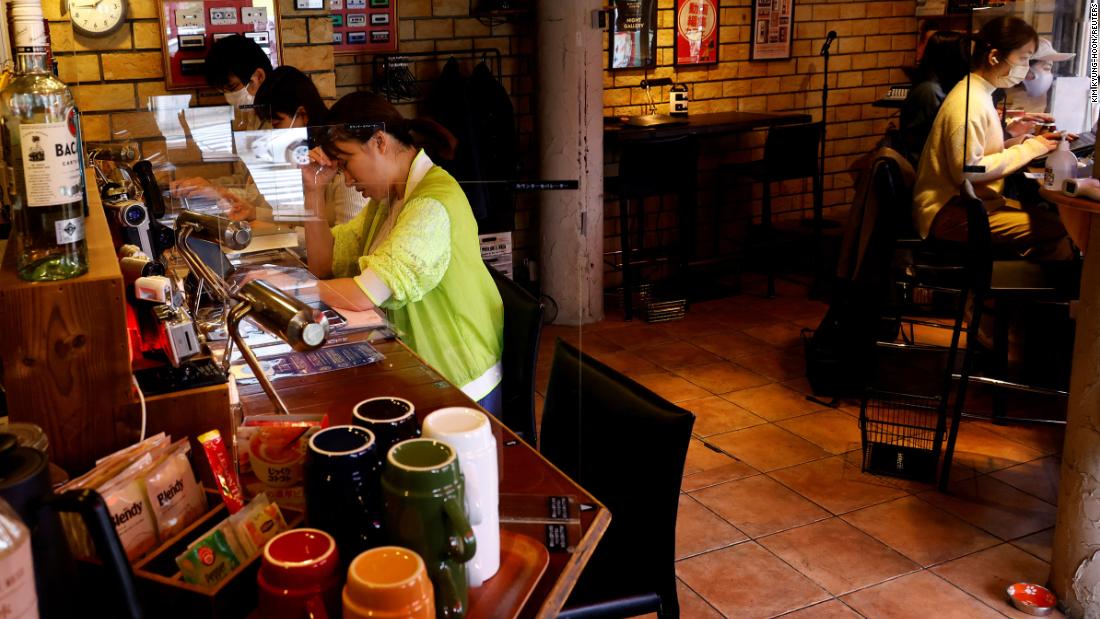 قهوة وشاي وتأرجح في مقهى ياباني ضد التسويف
