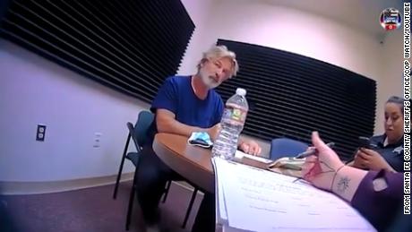 Video de la primera entrevista de Alec Baldwin después del tiroteo fatal en el set de 'Rust' publicado por investigadores