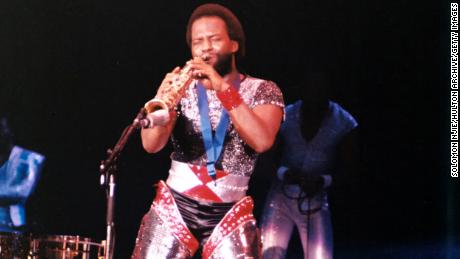Andrew Woolfolk, who regularly brought down the house as Earth, Wind &amp; Fire&#39;s longtime saxophonist, has died at 71. 