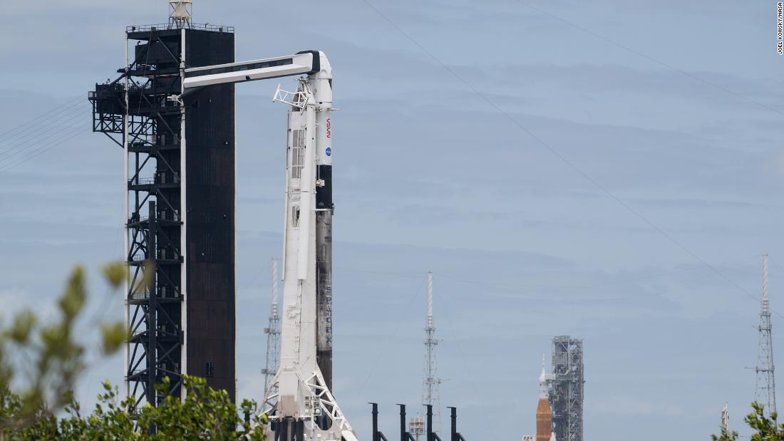 SpaceX, 내일 또 다른 역사적인 우주 비행사 임무 발사