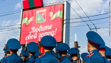 Los soldados celebran el aniversario de la independencia de su país no reconocido.