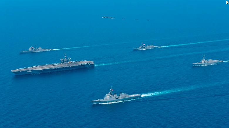 USS Abraham Lincoln, à esquerda, e JS Kongo, à frente, participam de um exercício conjunto EUA-Japão no Mar do Japão em 12 de abril