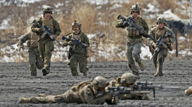Fuzileiros navais dos EUA participam de um exercício anfíbio conjunto com a unidade de implantação rápida anfíbia da Força de Autodefesa Terrestre do Japão em um local de treinamento perto do Monte Fuji, no centro do Japão, em 23 de março.