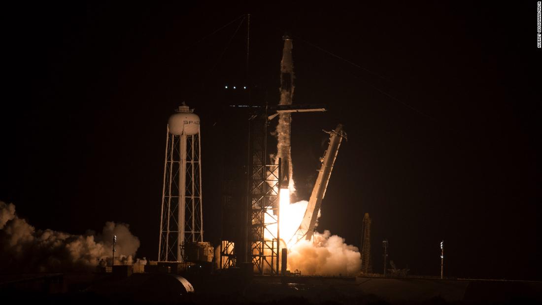 SpaceX lanza otra misión histórica de astronautas