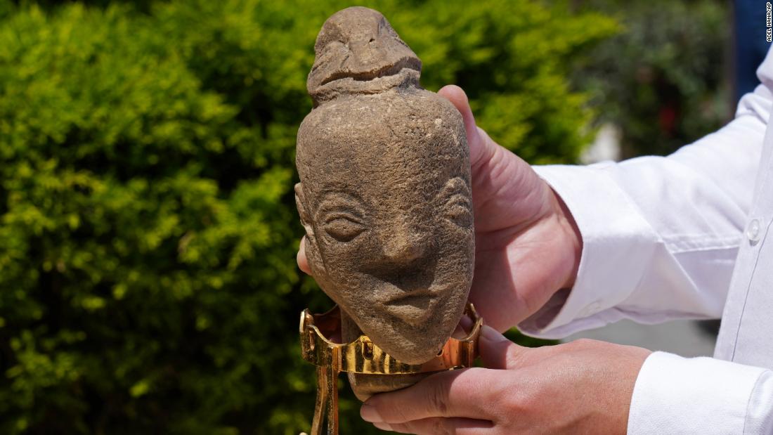 Un agricultor palestino encuentra una estatua de una diosa de 4.500 años de antigüedad mientras trabajaba en su tierra
