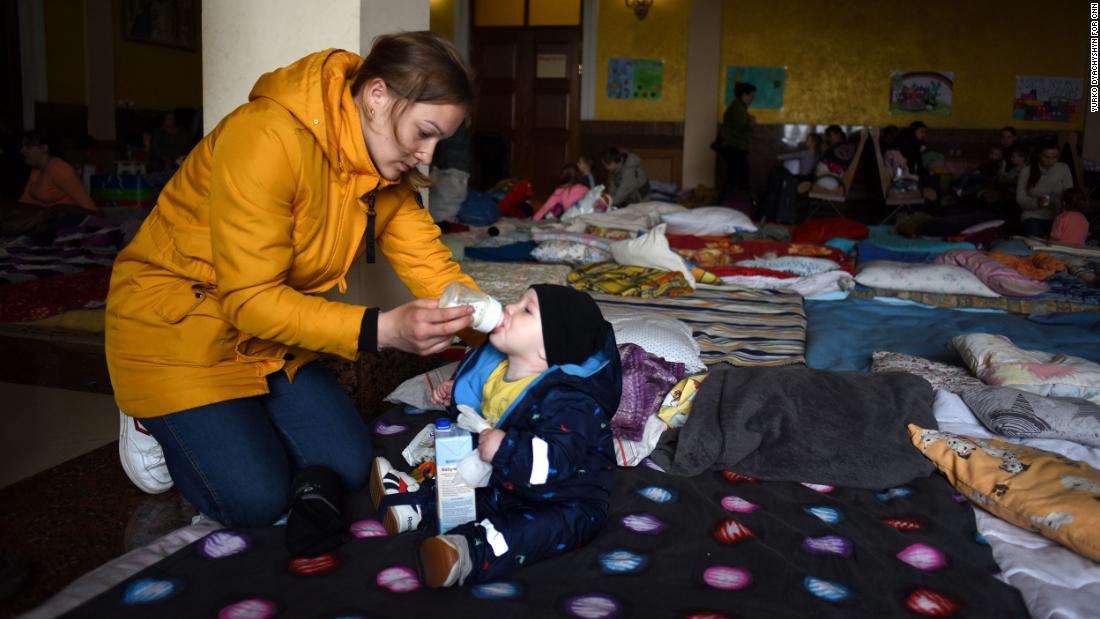 22-річна Надія Тараторіна та її 6-місячний син Артем на початку березня втекли у відносну безпеку в Карпатські гори.  Через кілька тижнів вона вирішила повернутися додому в Кривий Ріг, незважаючи на те, що там тривають бої.
