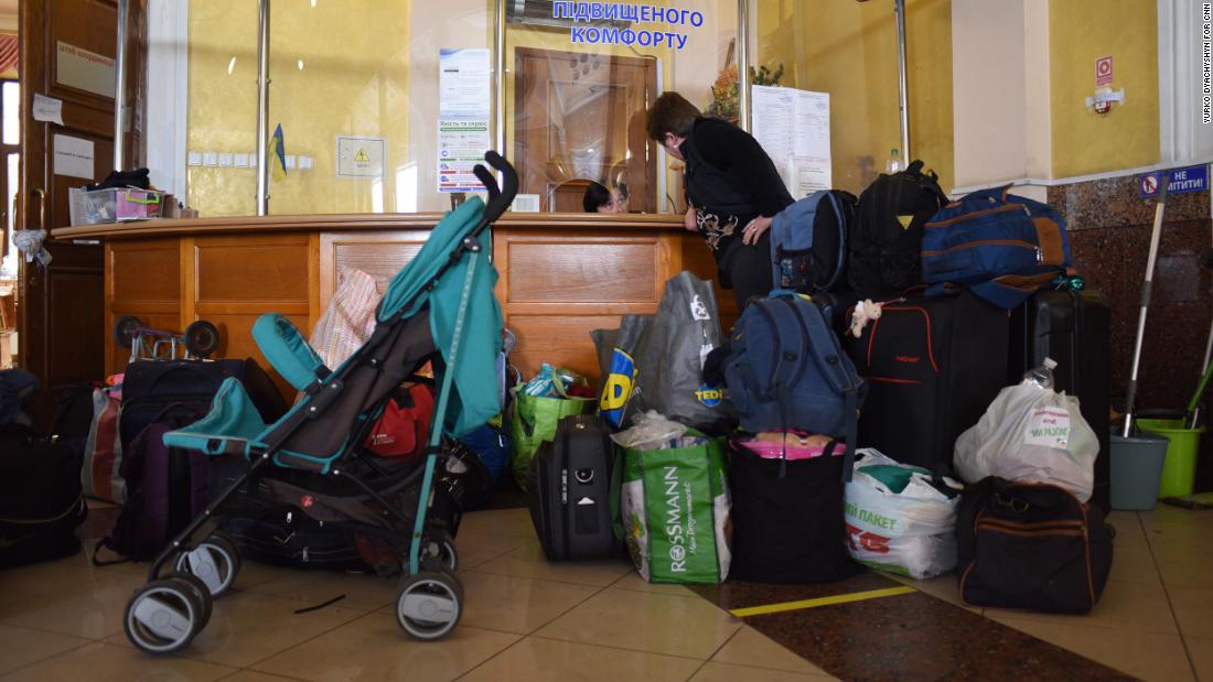 Дитячі коляски, підгузники та молочні суміші стоять біля входу жіночої та дитячої кімнати над Львівським вокзалом.