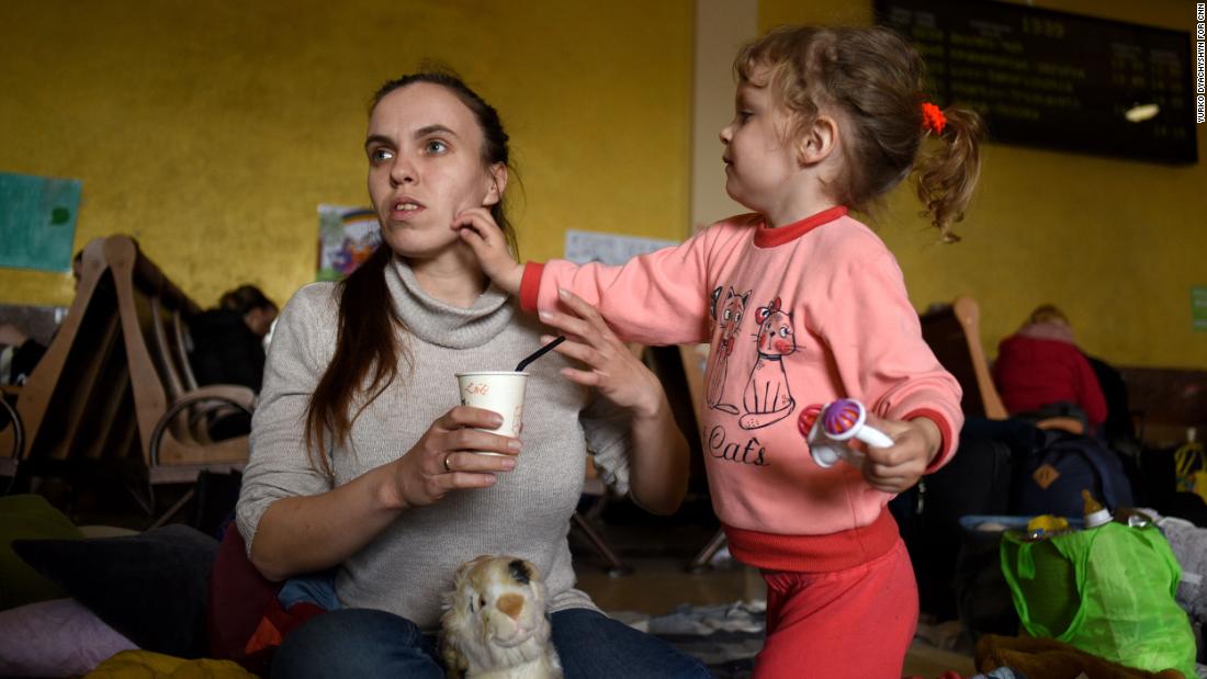 30-річна Яна Матюшенкова втекла до Польщі, але після трьох тижнів перебування там вона сказала, що почувалася пригніченою, а її 3-річна дочка Аріна продовжувала грати.  Вони повертаються додому в Кам’янське, що на Дніпропетровщині, щоб бути з родиною.