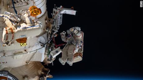 러시아 우주인 Denis Matveyev와 Oleg Artemyev는 4월 18일 6시간 37분 동안 러시아 스테이션 외부에서 일했습니다.  아르테미예프는 우주복을 입은 빨간 줄무늬로 알아볼 수 있습니다.
