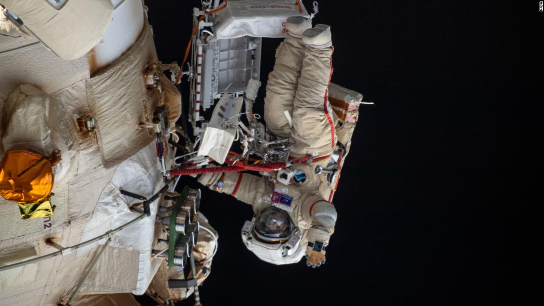 러시아 우주비행사들은 우주 정거장의 로봇 팔을 “구부릴” 것입니다.