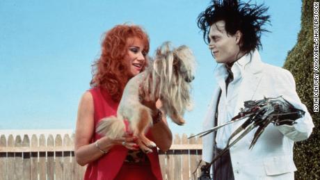 Kathy Baker och Johnny Depp i "Edward Scissorhands." 