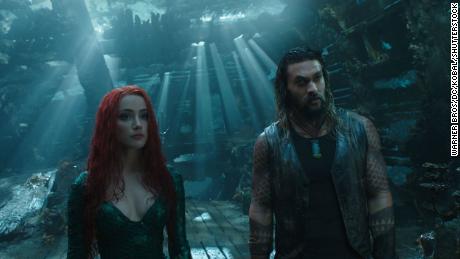 Amber Heard como Princesa Mera e Jason Momoa como Aquaman. 
